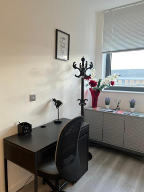 Stylish 2 bedrooms, 2 bathrooms with workspace in Milton Keynes